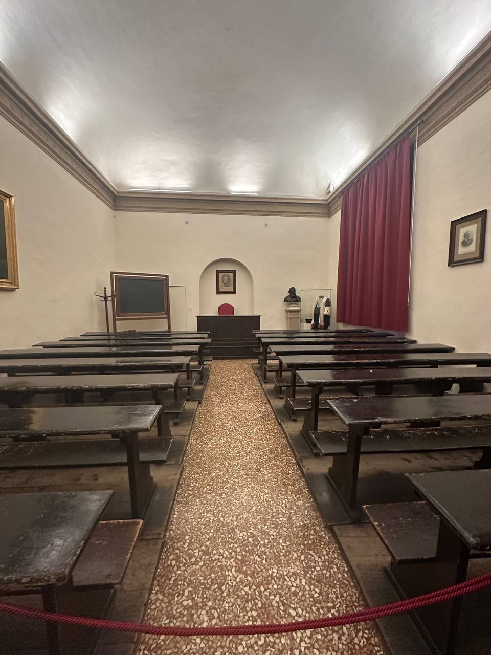 Старейший университет Болоньи (Università di Bologna) — аудитория. Исторический учебный класс с деревянными партами и кафедрой