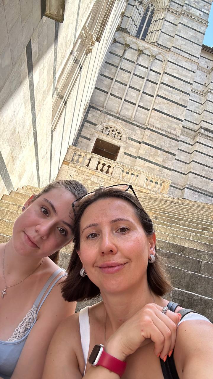 Надя и Маша · Duomo di Siena. Две женщины на ступенях собора Сиены с видом на полосатый фасад